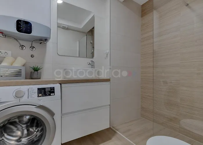 Newly Built Luka Apartment Makarska